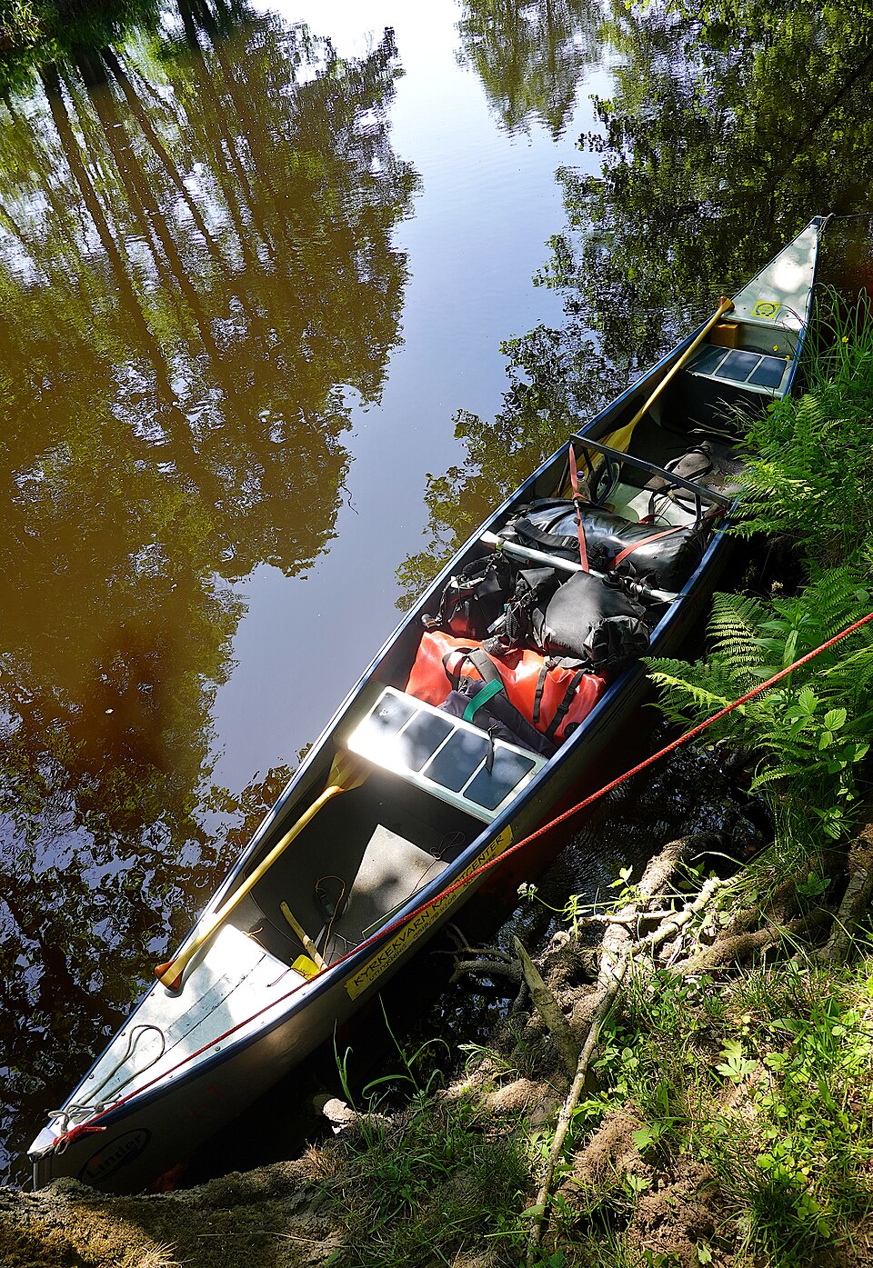 Kanu am Flussufer